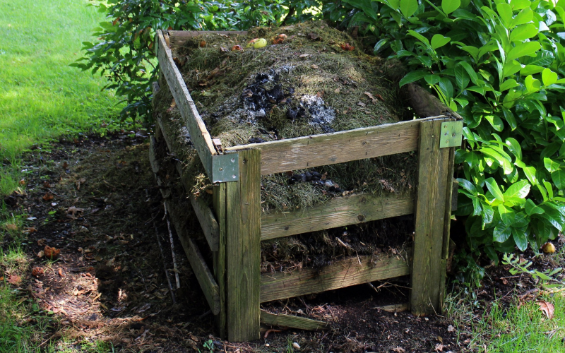 Kompost als Dünger. Gartenabfälle in Nährstoffe verwandeln