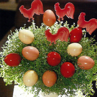 Osterschmuck, eine Mischung aus Frühling und bunten Eiern