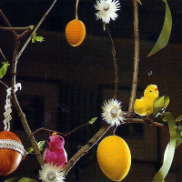 Osterschmuck, eine Mischung aus Frühling und bunten Eiern