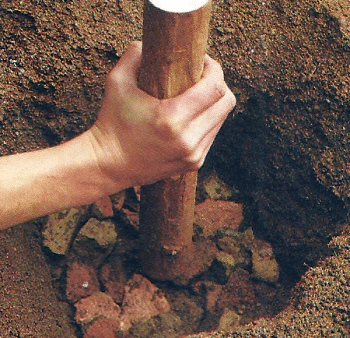 Rustikaler Rosenbogen für den Garten selbst gebaut